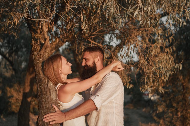 couple-hugs